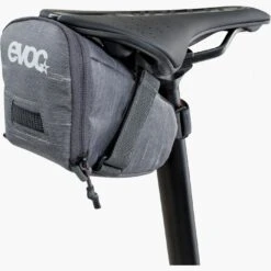 EVOC SEAT BAG TOUR CARBON GREY -Sramzed Geschaft 100606121 L SEAT BAG TOUR dt02 1920x1920 21334691